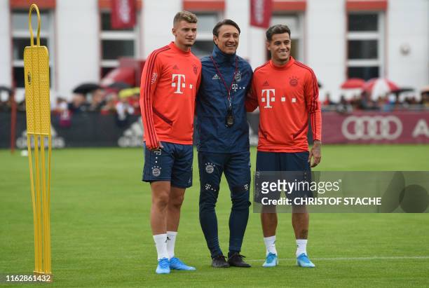 Bayern Munich's Croatian headcoach Niko Kovac poses with his new recruits Bayern Munich's French midfielder Mickael Cuisance and Bayern Munich's...