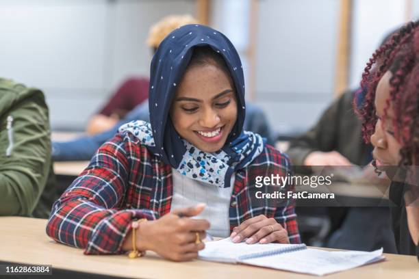 een multi-etnische groep studenten luisteren in lezing - student visa stockfoto's en -beelden
