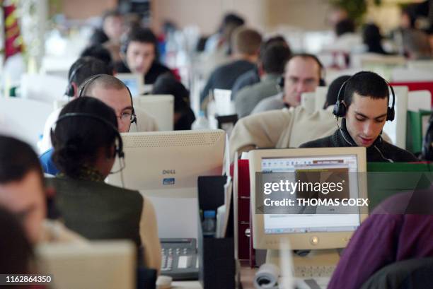 Des télé-opérateurs du fournisseur d'accès Internet Free travaillent dans la salle hotline de l'entreprise le 13 février 2004 à Paris. Free est côté...