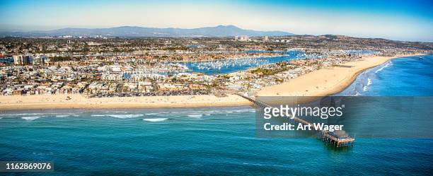 panorama aéreo de newport beach california - newport beach california fotografías e imágenes de stock