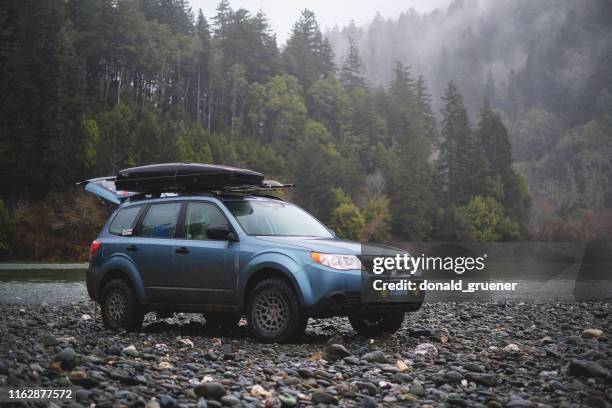 subaru forester am rogue river - waldarbeiter stock-fotos und bilder