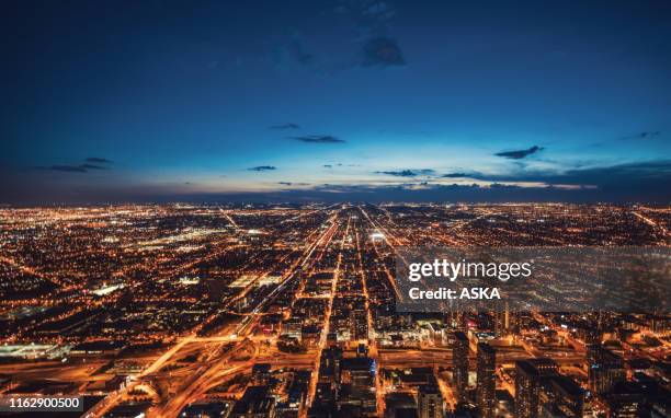 vista aérea del horizonte de chicago por la noche - street light fotografías e imágenes de stock