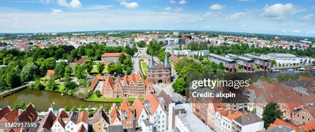 vista aérea de la ciudad de lubeck, alemania - lübeck fotografías e imágenes de stock