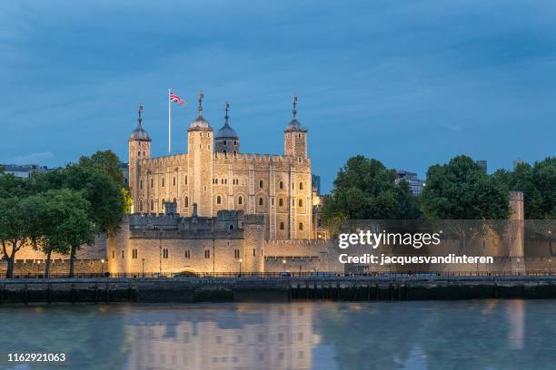 tower of london, illuminated in the evening. - tower of london stock pictures, royalty-free photos & images