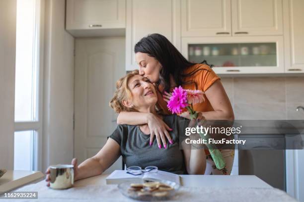 le lien entre une mère et son enfant est incassable - donner photos et images de collection