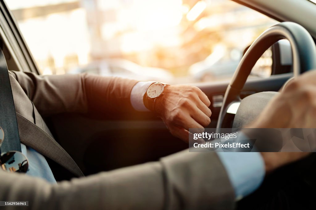 El hombre de negocios está mirando a la guardia en su coche