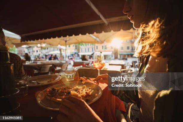 dineren op een zomerse avond - pizza italy restuarant stockfoto's en -beelden