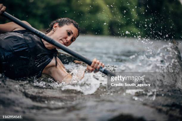 強壯的女子皮划艇訓練在湍急的河流 - swift river 個照片及圖片檔