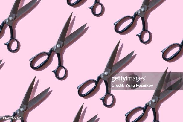 repeated vintage scissors on pink background - ciseaux photos et images de collection