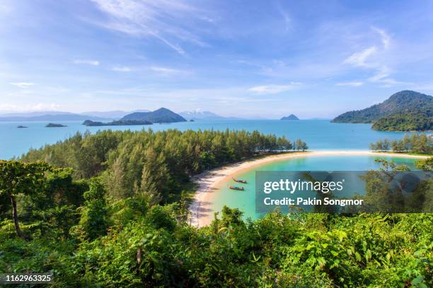 white sand beach in sunshine day at kham-tok island (koh-kam-tok) - similan islands stock pictures, royalty-free photos & images