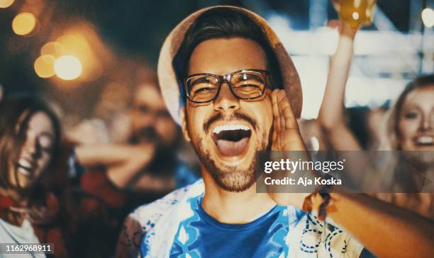 het juichen van de goede muziek. - man singing stockfoto's en -beelden