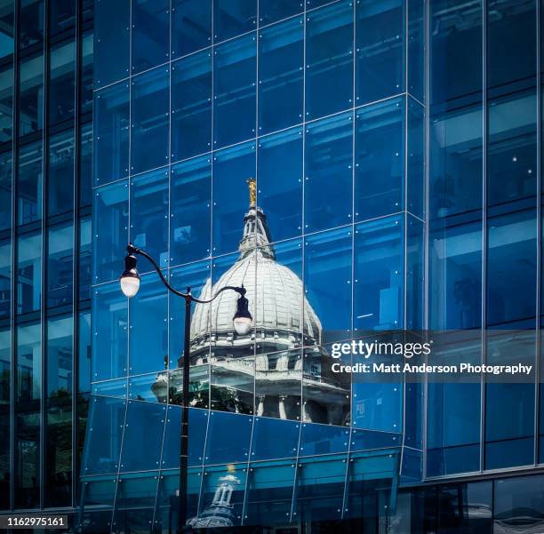 wisconsin state capitol reflection - kapitol lokales regierungsgebäude stock-fotos und bilder
