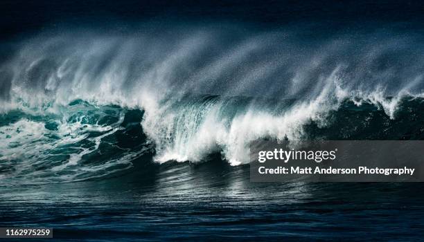 ho'okipa beach park waves #6 - tube wave stock pictures, royalty-free photos & images