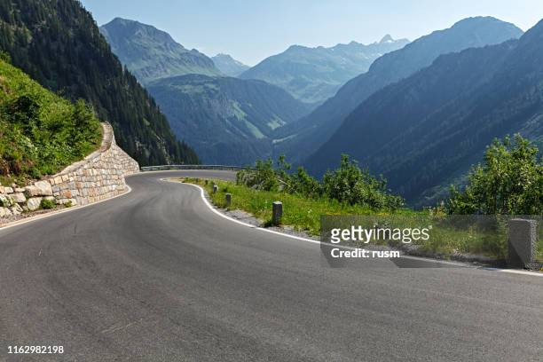 オーストリア、ヴォラルベルクのシルブレッタ・ビエレリョー高アルパイン・ロードの朝。 - empty road ストックフォトと画像