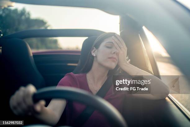 müde frau autofahren - man driving anxiously stock-fotos und bilder