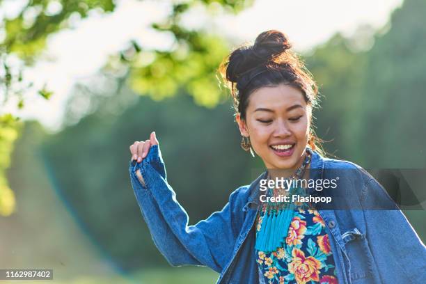 portrait of woman outdoors - millennials having fun stockfoto's en -beelden