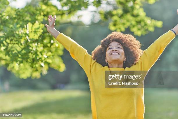 portrait of woman outdoors - 30 year old pretty woman stock pictures, royalty-free photos & images