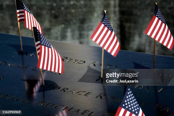 national september 11 memorial, 4. juli, lower manhattan, new york city, usa - national 911 flag stock-fotos und bilder