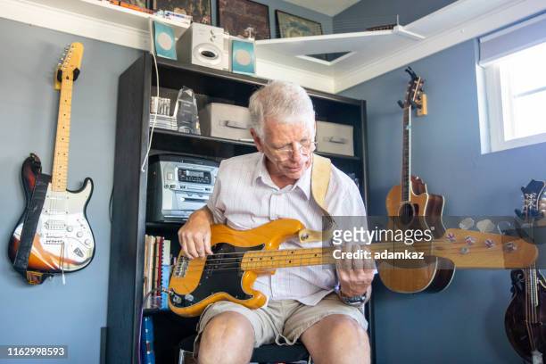 senior man spelar bas i sin ateljé - bass player bildbanksfoton och bilder
