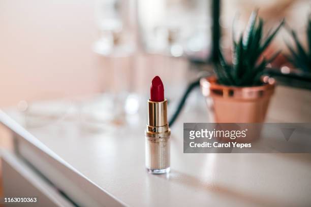 red lipstick on  dressing table - 鏡台 ストックフォトと画像