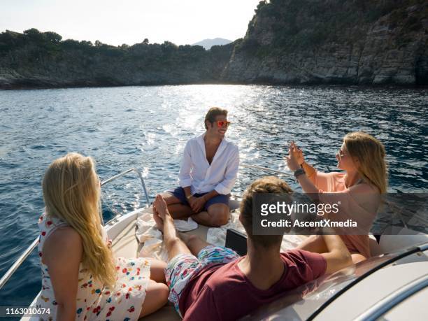 ritrovo amici su motoscafo nel mar mediterraneo - mezzo di trasporto marittimo foto e immagini stock
