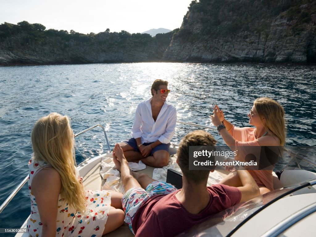 Vänner Hangout on speed båt i Medelhavet