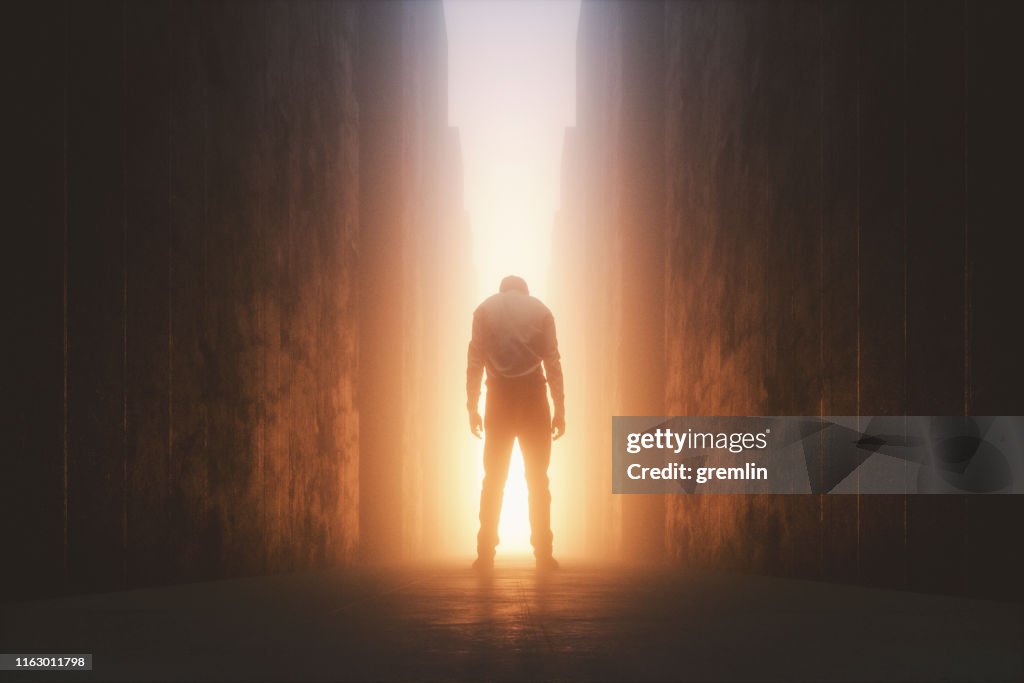 Homem de negócios tired na rua no por do sol