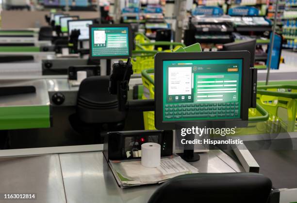 confira terminal no supermercado-sem pessoas - balcão de pagamento - fotografias e filmes do acervo