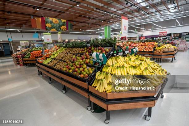 section légumes et fruits dans un supermarché - pas de gens - étagère supermarché vide photos et images de collection