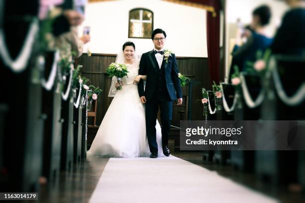幸せなアジアの新郎新婦 - 結婚式 日本 ストックフォトと画像
