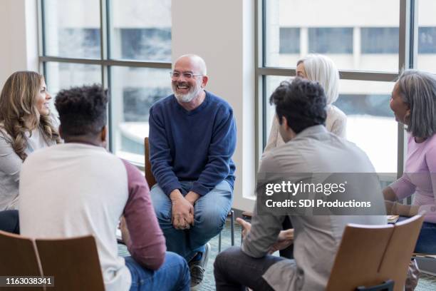 diversas personas se sentan en círculos y ideas de lluvia de ideas - terapia de grupo fotografías e imágenes de stock