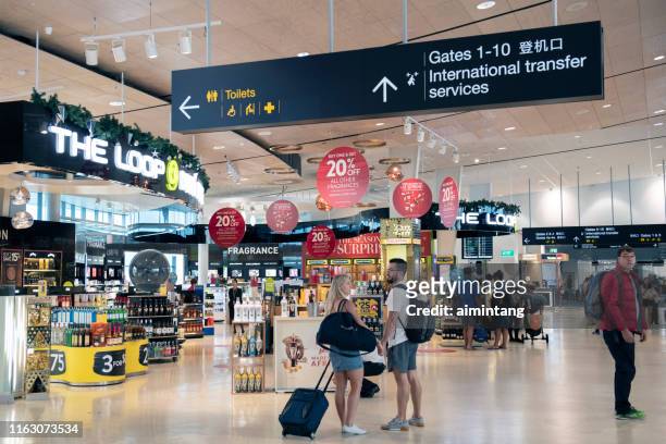 passagiers op auckland international airport in nieuw-zeeland - new zealand airports stockfoto's en -beelden