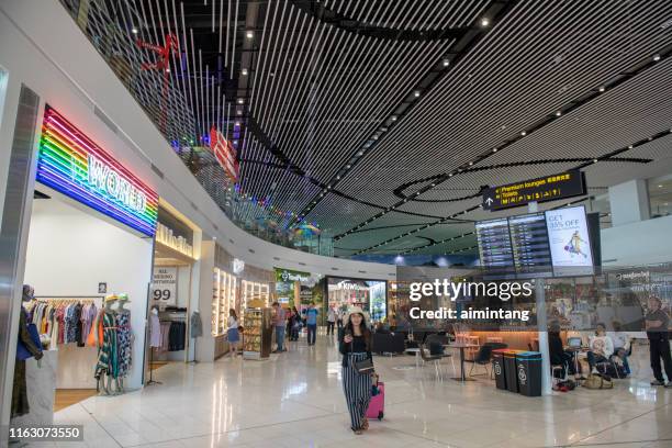 passagiers op auckland international airport in nieuw-zeeland - new zealand airports stockfoto's en -beelden