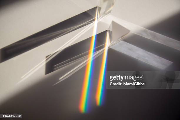 multiple prisms reflecting light - cristal material fotografías e imágenes de stock