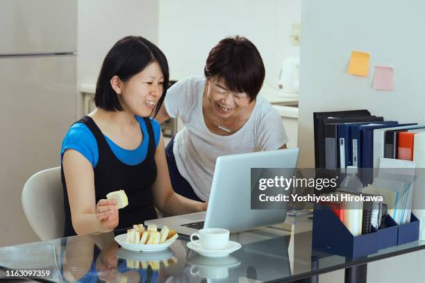 financial planner explaining virtual currency - foetus de 32 semaines photos et images de collection