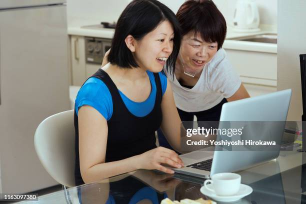 financial planner explaining virtual currency - foetus de 32 semaines photos et images de collection