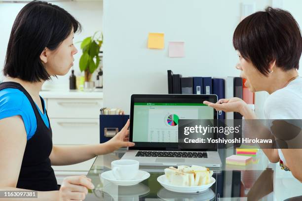 financial planner explaining virtual currency - foetus de 32 semaines photos et images de collection