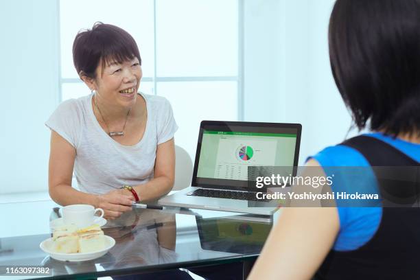 financial planner explaining virtual currency - foetus de 32 semaines photos et images de collection
