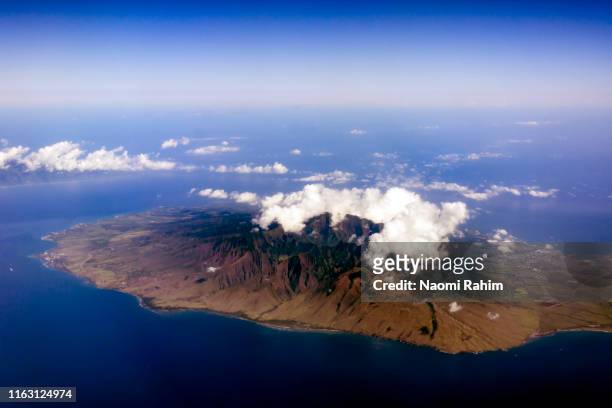aerial view of lanai and the surrounding pacific ocean, hawaii - lanai foto e immagini stock