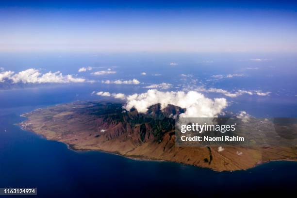 aerial view of lanai and the surrounding pacific ocean, hawaii - lanai imagens e fotografias de stock