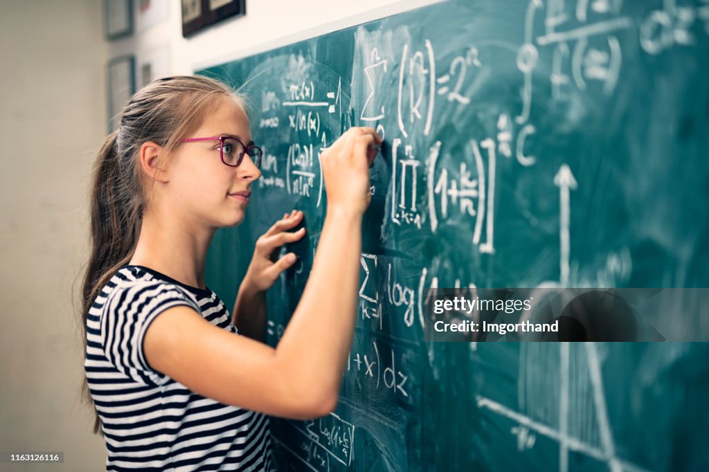 Adolescente que resolve problemas matemáticos avançados