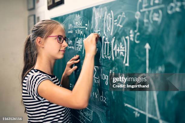 adolescente que resolve problemas matemáticos avançados - green chalkboard - fotografias e filmes do acervo