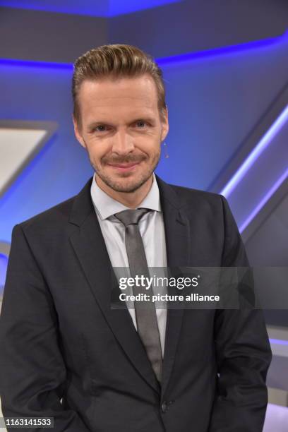 August 2019, North Rhine-Westphalia, Cologne: The cabaret artist Florian Schroeder is a guest on the ARD talk show " Maischberger . The week " Photo:...