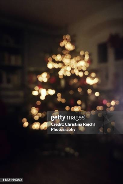 bokeh image of christmas tree - lounge munich photos et images de collection
