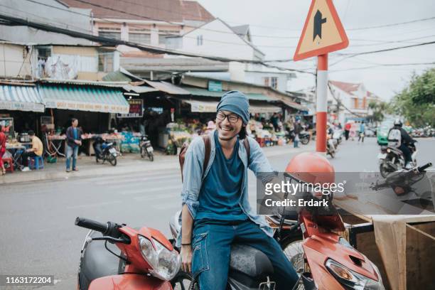 快樂的嬉皮士男人在摩托車在涼爽的假期股票照片 - vietnamese culture 個照片及圖片檔