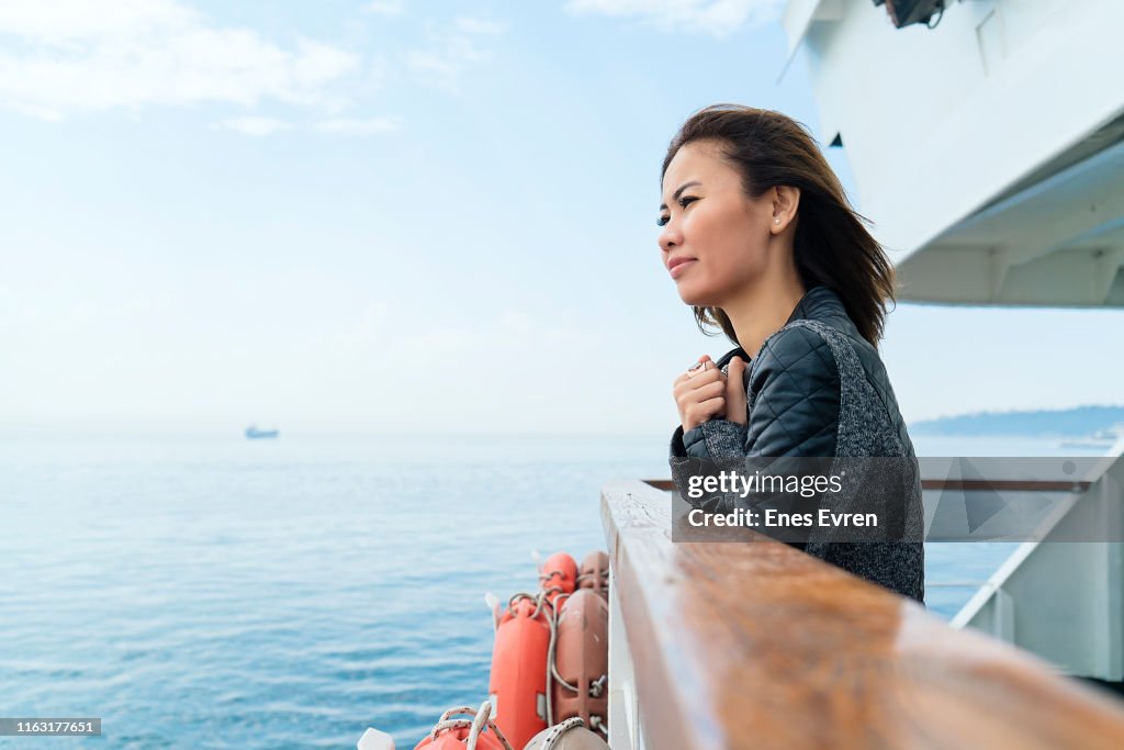 Vrouw reist met de veerboot, weg te komen van alles-Hope concept