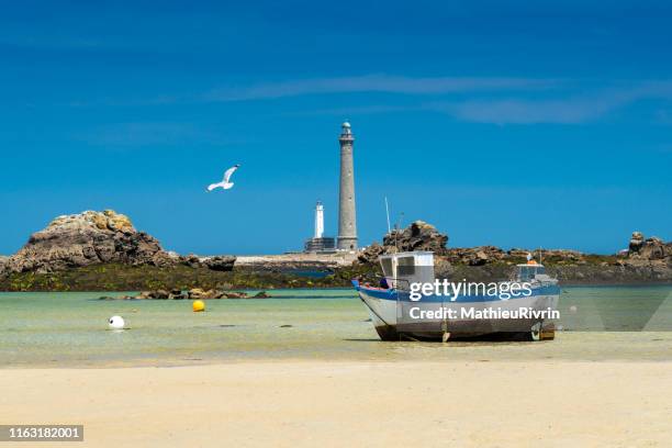 eaux turquoises de bretagne et plage du finistère nord au phare de l'ile vierge - brest brittany stockfoto's en -beelden