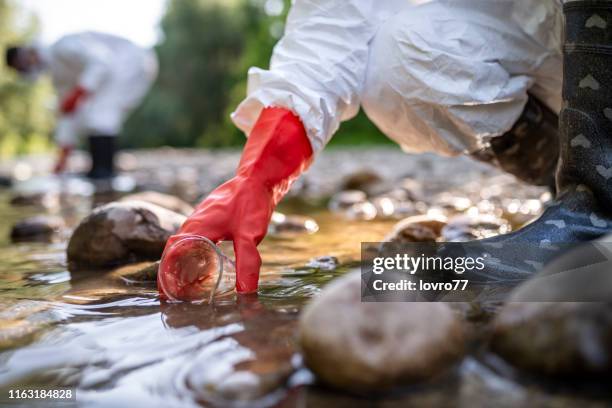 wissenschaftler untersucht giftige wasserproben - water pollution stock-fotos und bilder
