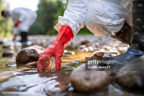 wissenschaftler untersucht giftige wasserproben - wasserverschmutzung stock-fotos und bilder