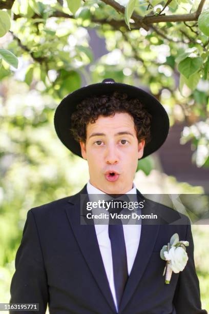 portrait of a laughing groom with curly hair - jewish man fotografías e imágenes de stock